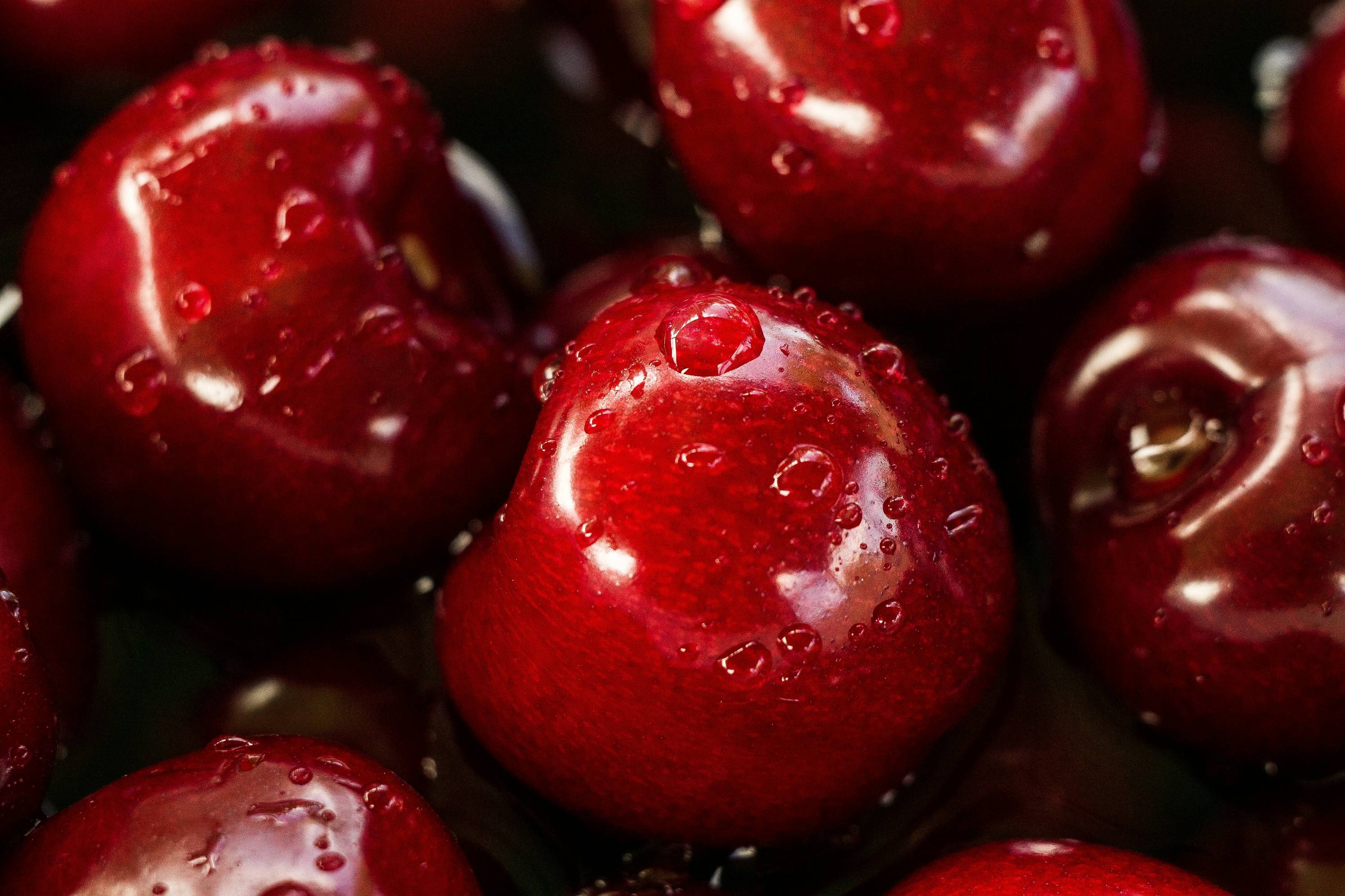 closeup photography of red cherry