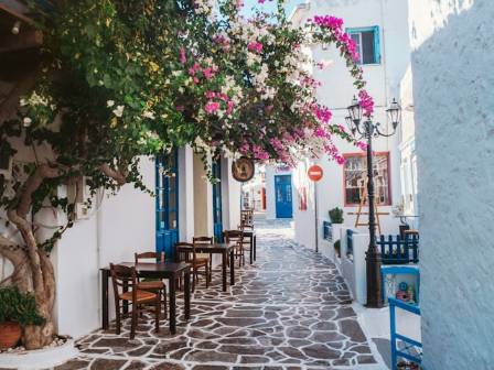 The Minimalism of the Cyclades